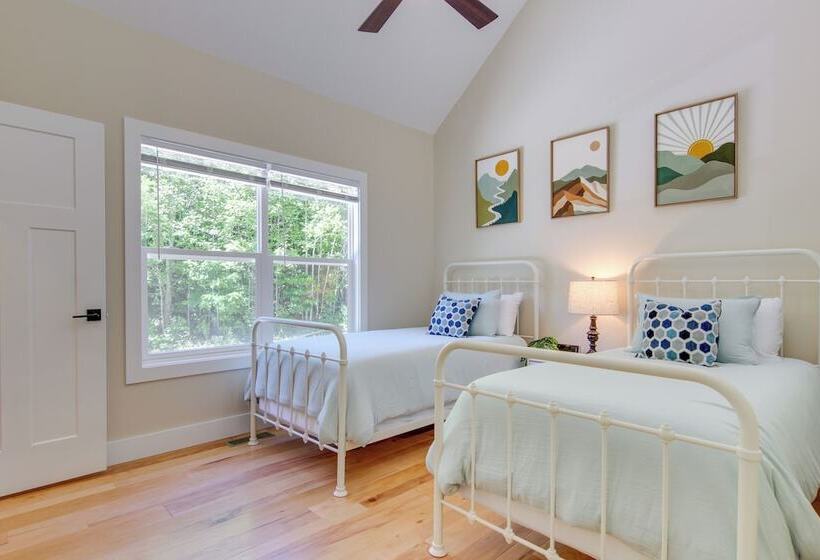 Modern Hendersonville Home: Deck & Mountain Views!