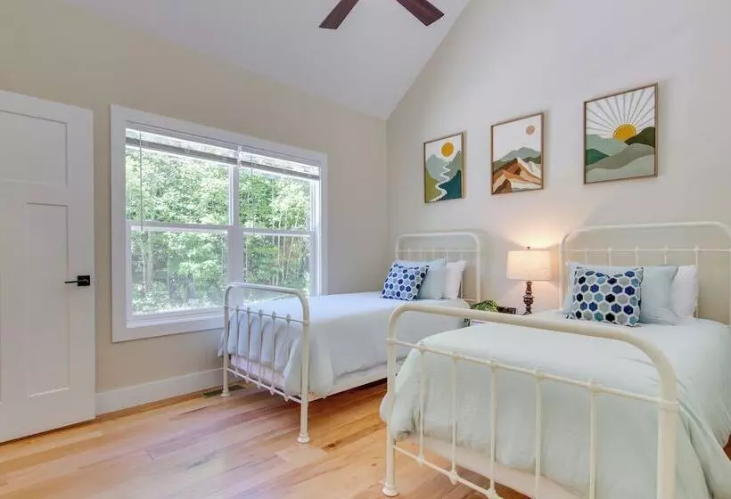 Modern Hendersonville Home: Deck & Mountain Views!