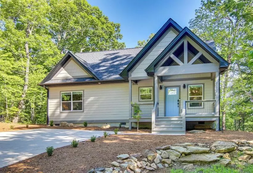 Modern Hendersonville Home: Deck & Mountain Views!