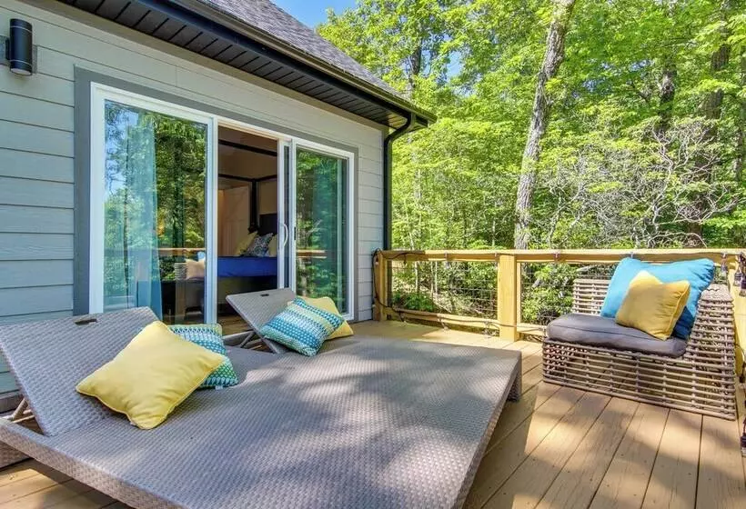 Modern Hendersonville Home: Deck & Mountain Views!