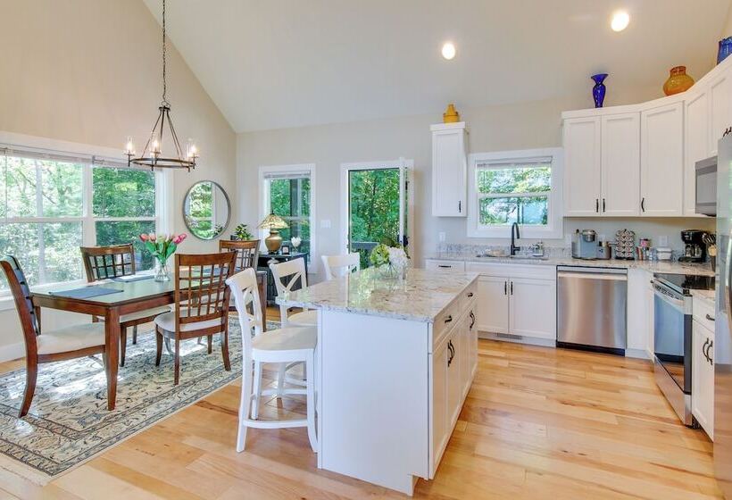 Modern Hendersonville Home: Deck & Mountain Views!