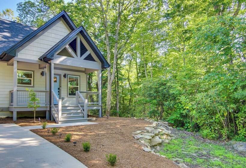 Modern Hendersonville Home: Deck & Mountain Views!