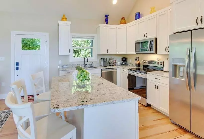 Modern Hendersonville Home: Deck & Mountain Views!