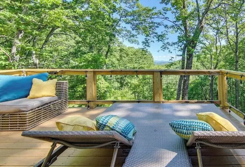 Modern Hendersonville Home: Deck & Mountain Views!