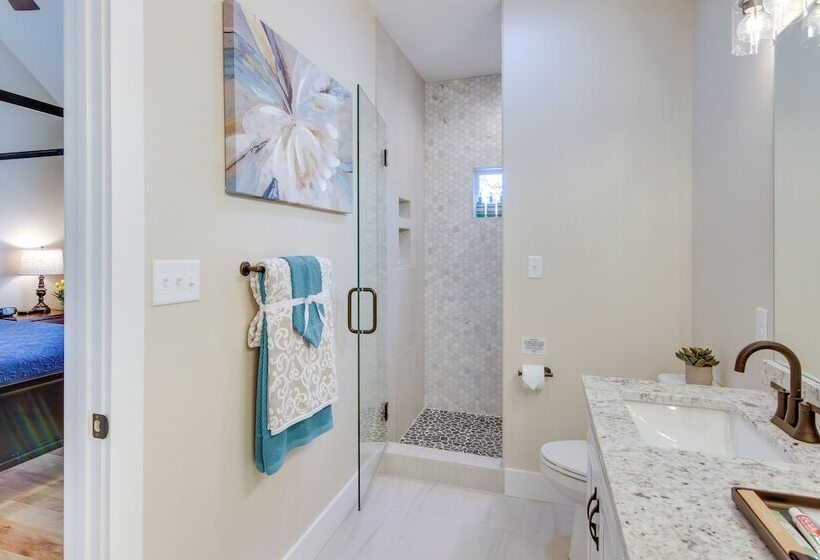 Modern Hendersonville Home: Deck & Mountain Views!