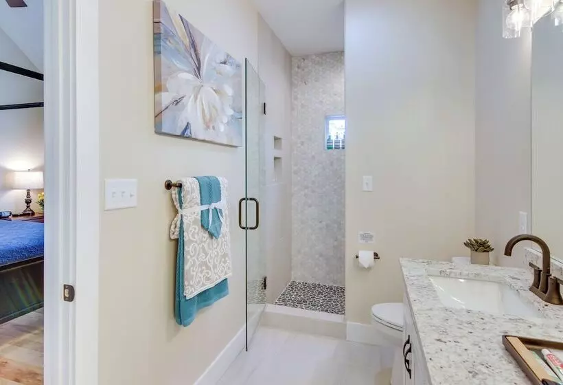 Modern Hendersonville Home: Deck & Mountain Views!