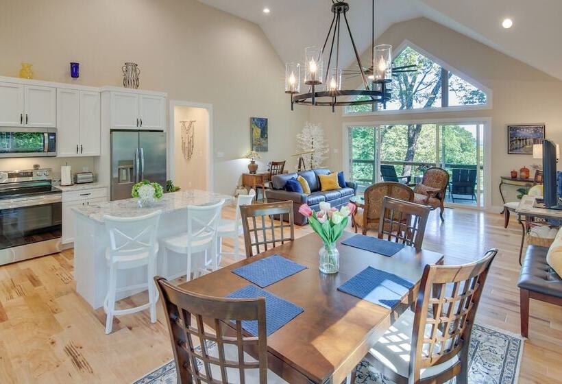 Modern Hendersonville Home: Deck & Mountain Views!