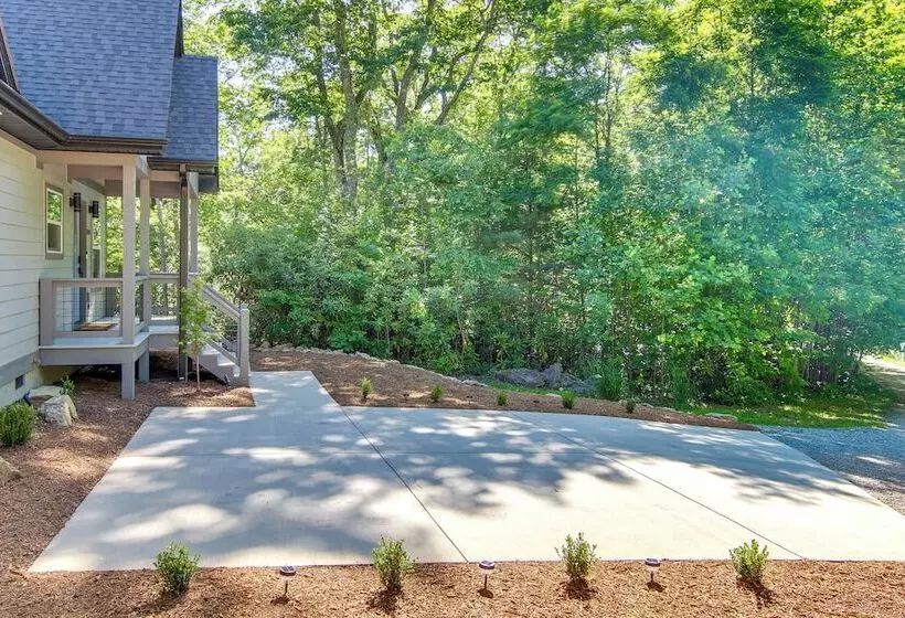 Modern Hendersonville Home: Deck & Mountain Views!