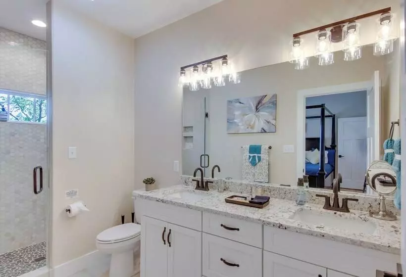 Modern Hendersonville Home: Deck & Mountain Views!