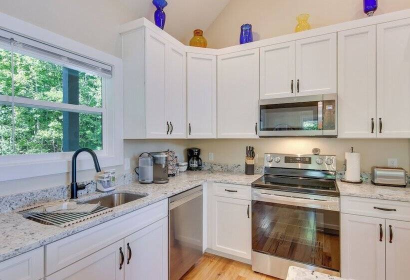 Modern Hendersonville Home: Deck & Mountain Views!