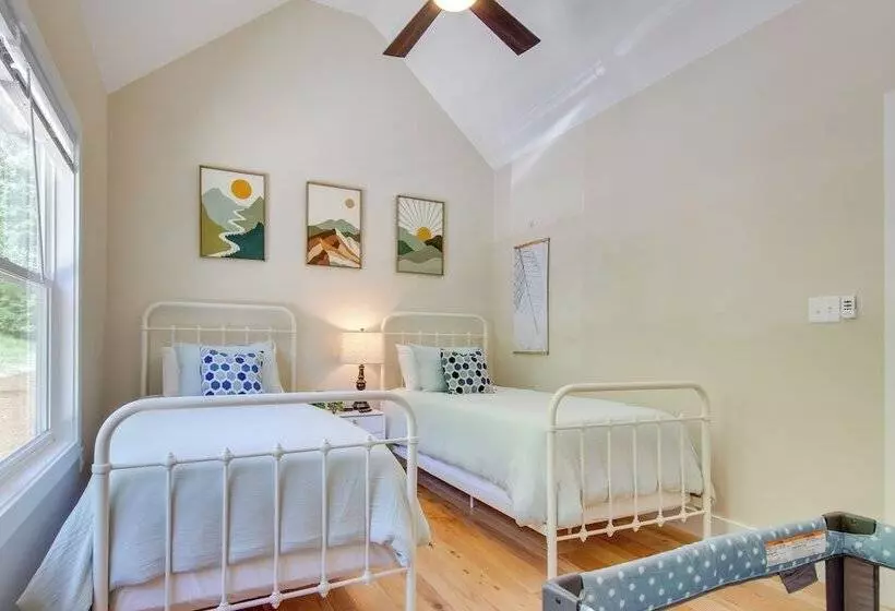 Modern Hendersonville Home: Deck & Mountain Views!