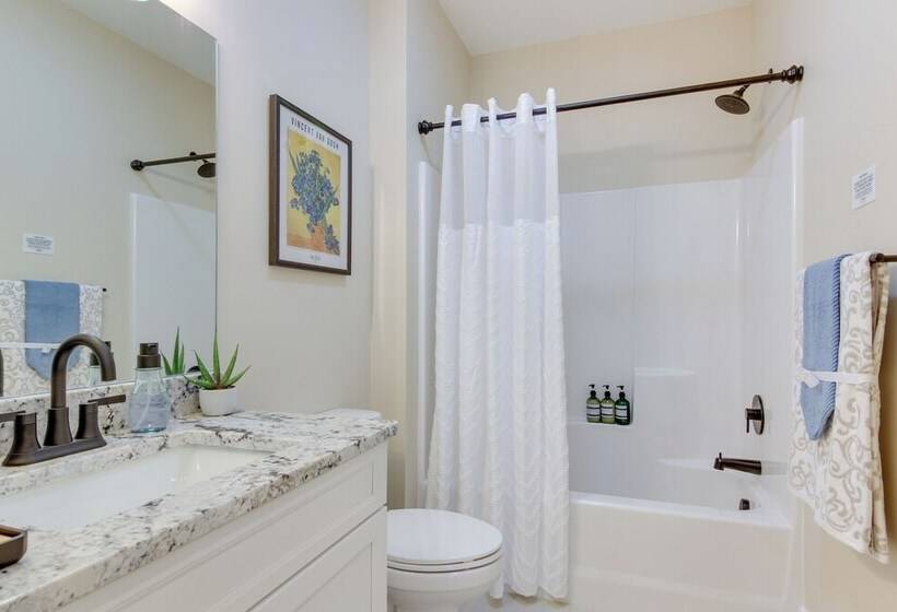 Modern Hendersonville Home: Deck & Mountain Views!