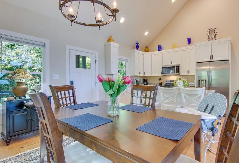 Modern Hendersonville Home: Deck & Mountain Views!