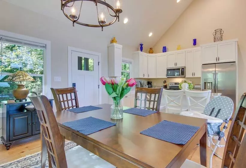 Modern Hendersonville Home: Deck & Mountain Views!