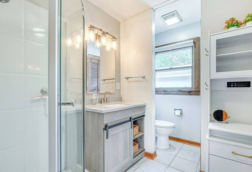 New Lisbon Home W/ Fire Pit & Ping Pong!