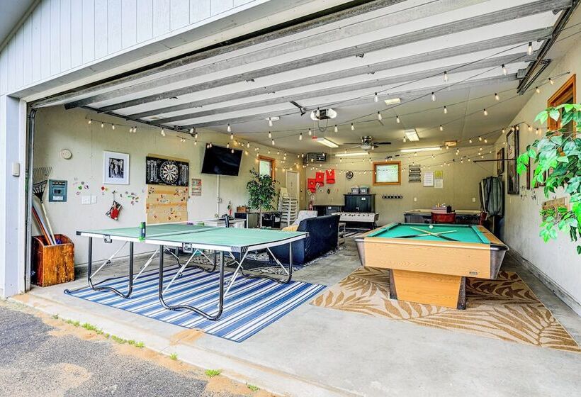 New Lisbon Home W/ Fire Pit & Ping Pong!