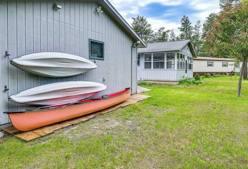 New Lisbon Home W/ Fire Pit & Ping Pong!