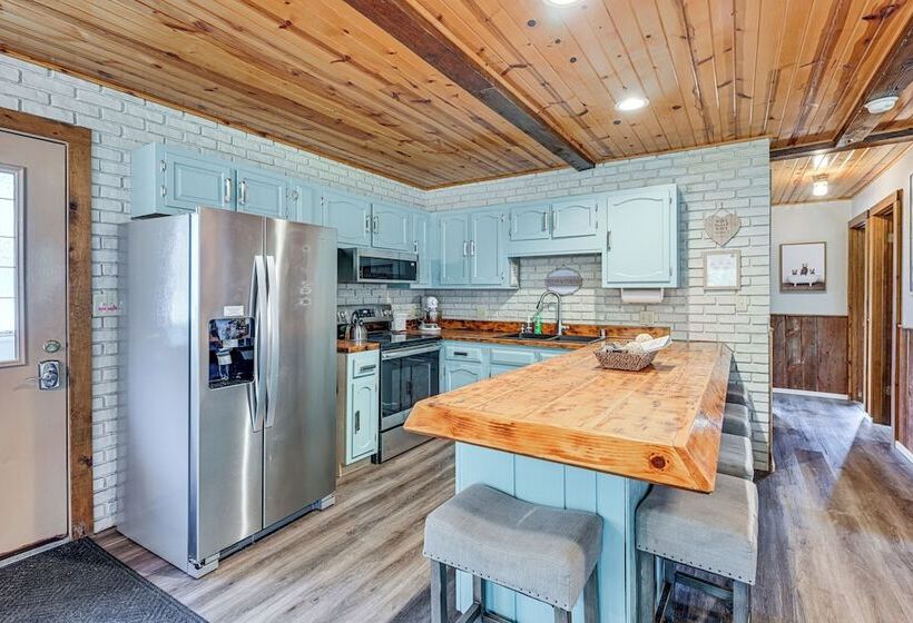 New Lisbon Home W/ Fire Pit & Ping Pong!