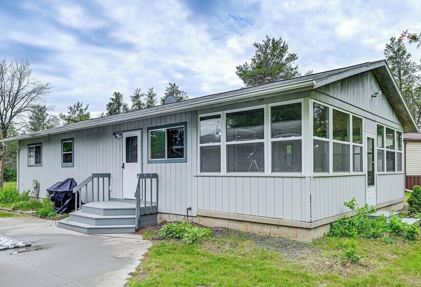 New Lisbon Home W/ Fire Pit & Ping Pong!
