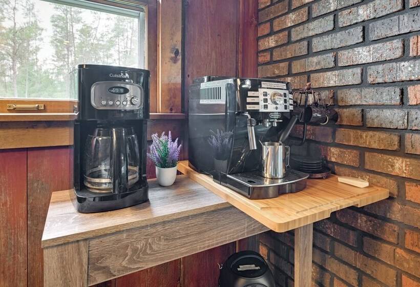 New Lisbon Home W/ Fire Pit & Ping Pong!