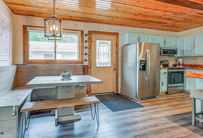 New Lisbon Home W/ Fire Pit & Ping Pong!