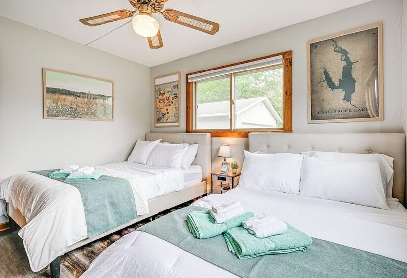 New Lisbon Home W/ Fire Pit & Ping Pong!