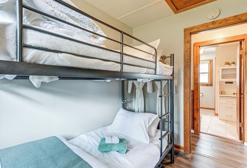 New Lisbon Home W/ Fire Pit & Ping Pong!