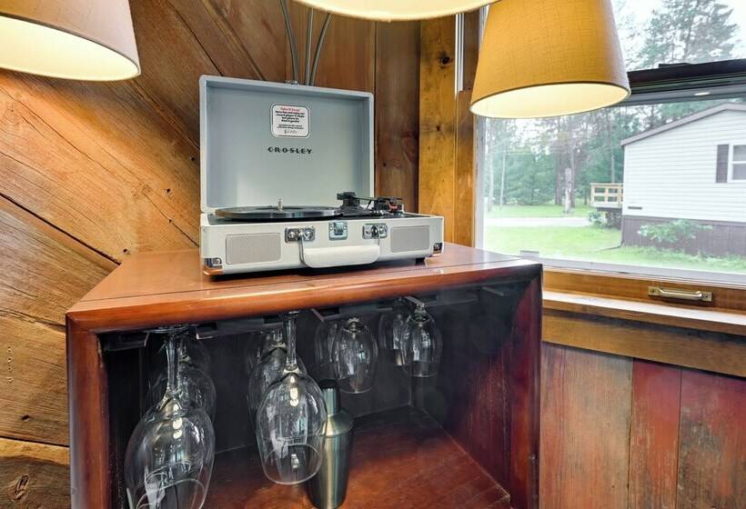 New Lisbon Home W/ Fire Pit & Ping Pong!