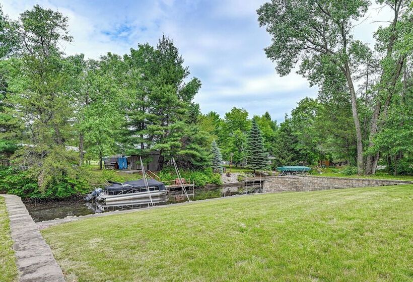 New Lisbon Home W/ Fire Pit & Ping Pong!