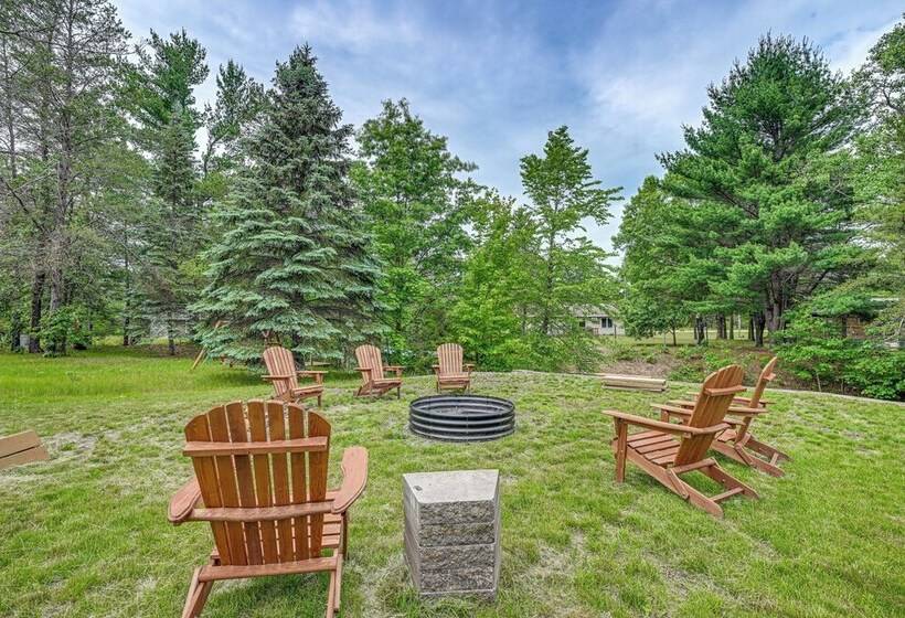 New Lisbon Home W/ Fire Pit & Ping Pong!