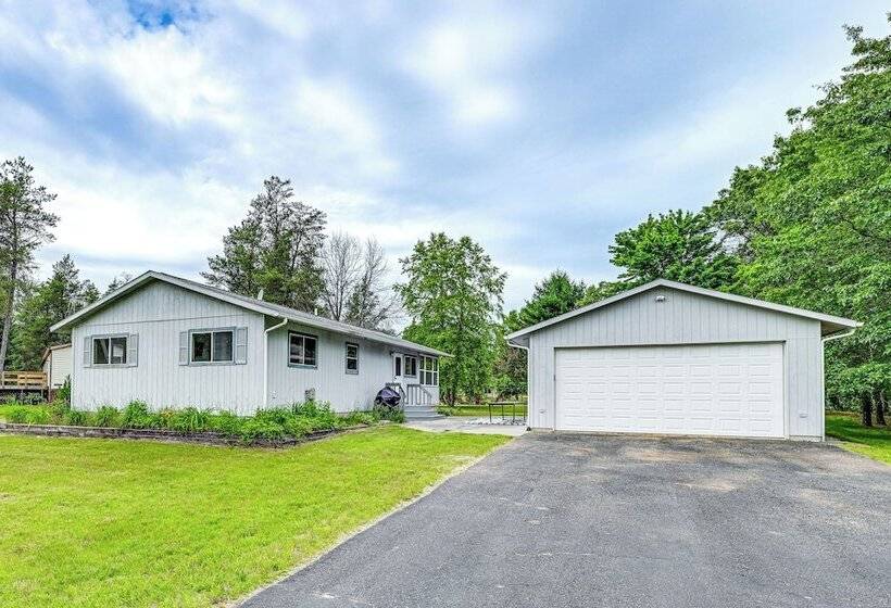 New Lisbon Home W/ Fire Pit & Ping Pong!