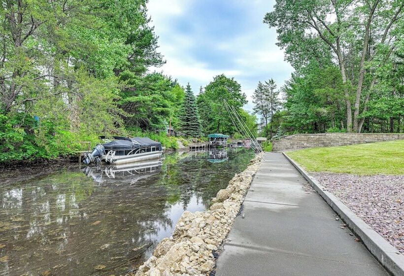 New Lisbon Home W/ Fire Pit & Ping Pong!