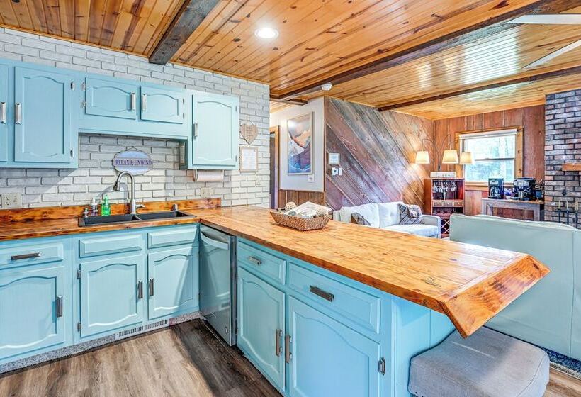 New Lisbon Home W/ Fire Pit & Ping Pong!