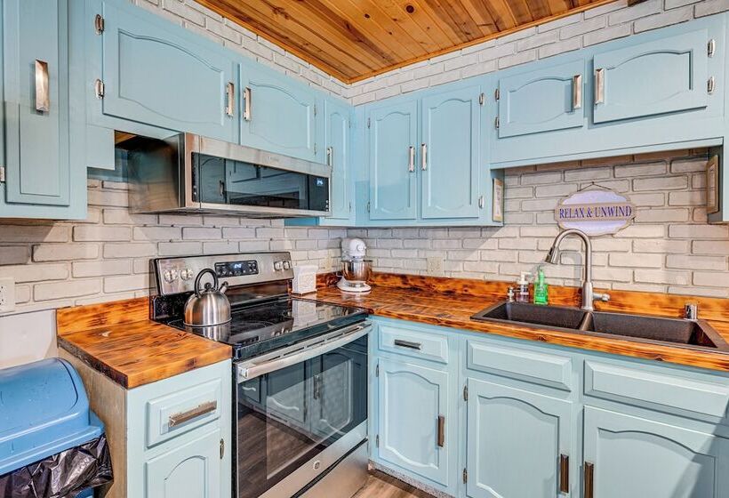 New Lisbon Home W/ Fire Pit & Ping Pong!