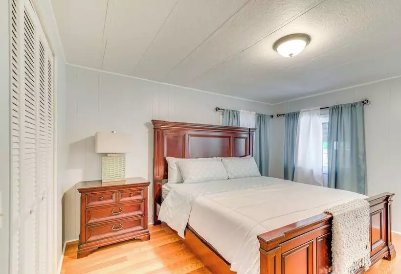 New Port Richey Family Home   2 Mi To Downtown!