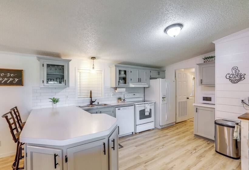 North Fairfield Family Home W/ Hot Tub & Porch!