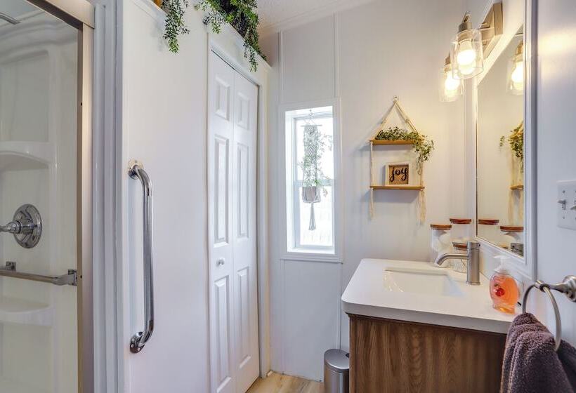 North Fairfield Family Home W/ Hot Tub & Porch!