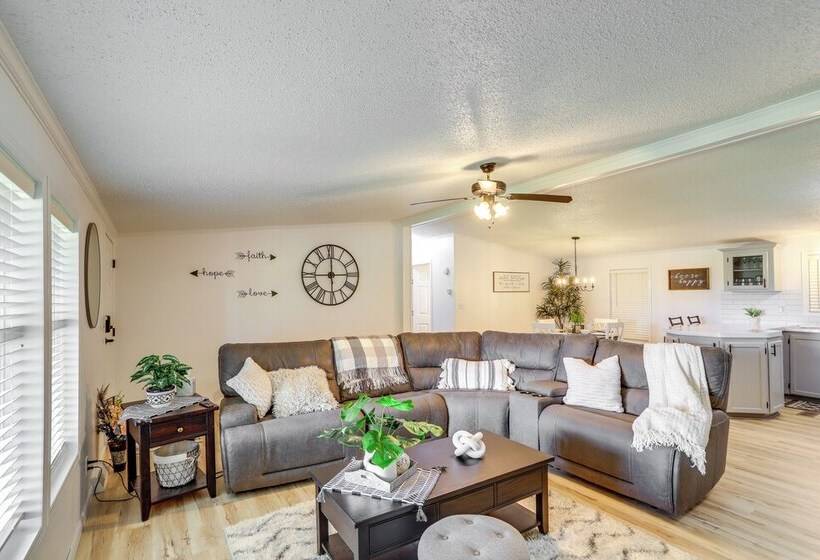 North Fairfield Family Home W/ Hot Tub & Porch!