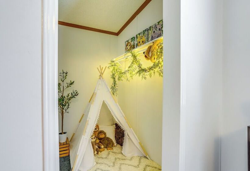 North Fairfield Family Home W/ Hot Tub & Porch!