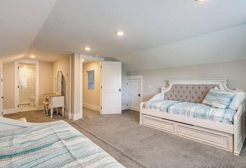 Peaceful St Simons Island Home: 1 Mi To Pier!