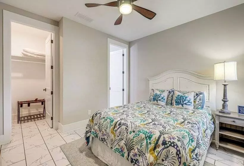 Peaceful St Simons Island Home: 1 Mi To Pier!
