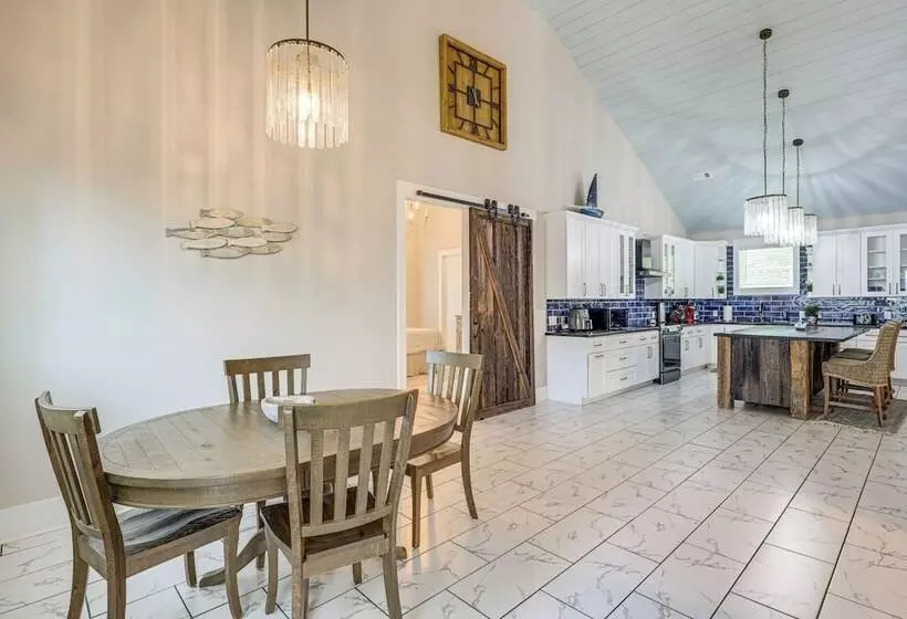 Peaceful St Simons Island Home: 1 Mi To Pier!