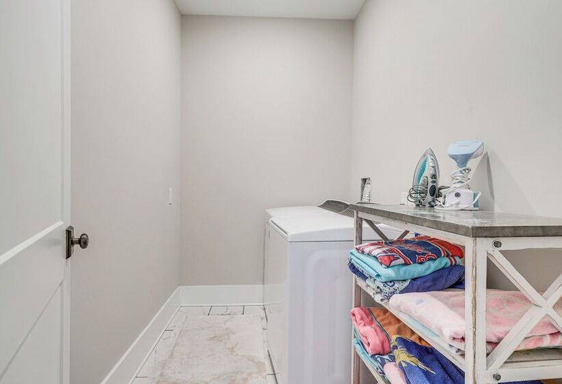 Peaceful St Simons Island Home: 1 Mi To Pier!