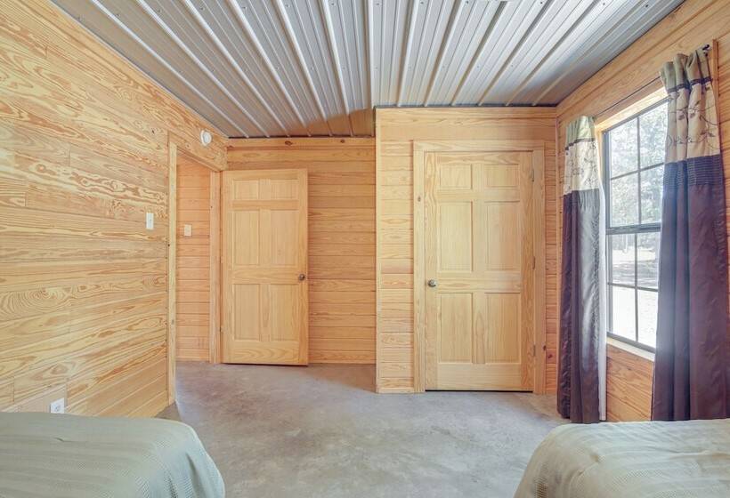 5 Mi To Sardis Lake: Pet Friendly Cabin Rental