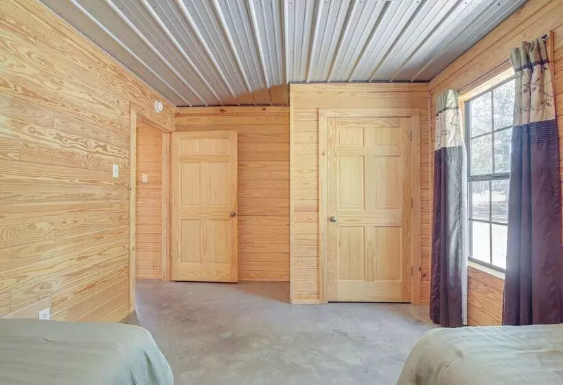 5 Mi To Sardis Lake: Pet Friendly Cabin Rental