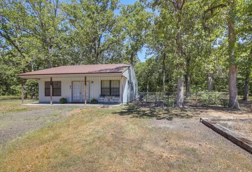 5 Mi To Sardis Lake: Pet Friendly Cabin Rental