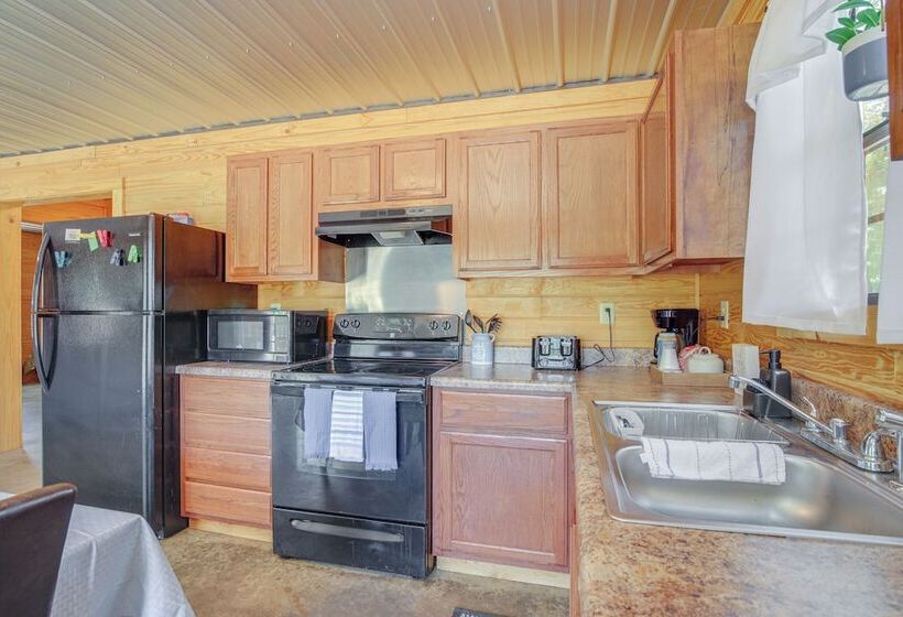 5 Mi To Sardis Lake: Pet Friendly Cabin Rental