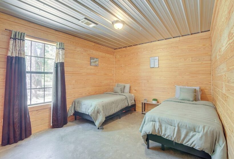 5 Mi To Sardis Lake: Pet Friendly Cabin Rental