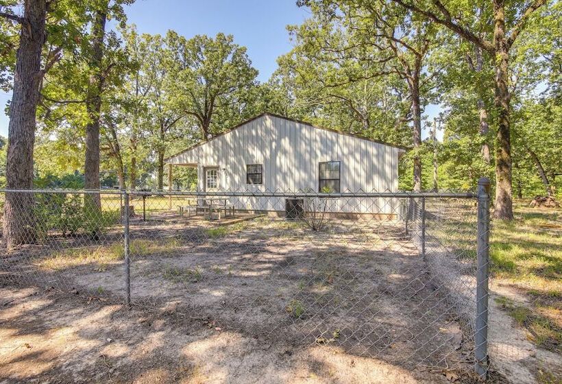 5 Mi To Sardis Lake: Pet Friendly Cabin Rental