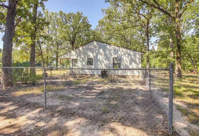 5 Mi To Sardis Lake: Pet Friendly Cabin Rental